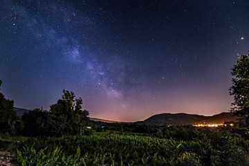 Melkweg en sterrenhemel boven de Provence van Rob IJsselstein
