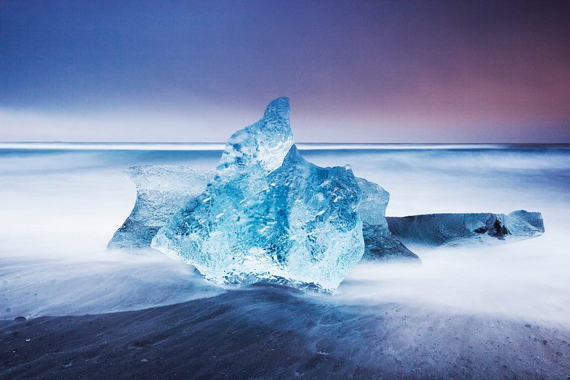 IJsblok op strand bij Jokulsarlon van Robert Meerding