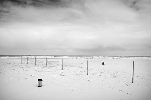 Wandelaar op het strand