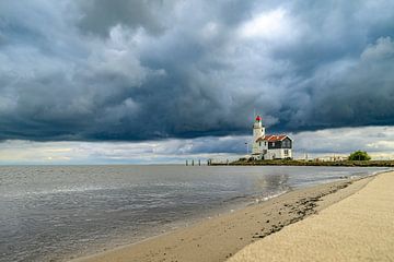 Vuurtoren van Marken aan het Markermeer