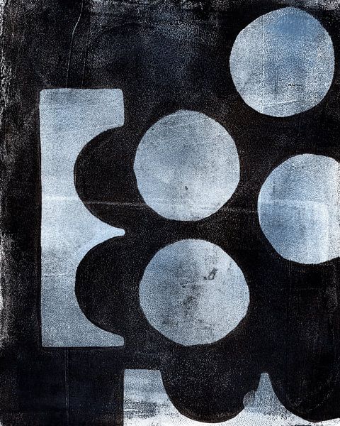Abstract landschap met vormen in zwart, grijsblauw en wit. van Dina Dankers