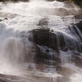 Ein von der Sonne beleuchteter Wasserfall in Norwegen von Kaat Zoetekouw