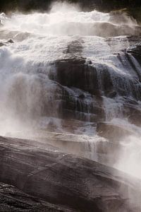 Une chute d'eau en Norvège illuminée par le soleil