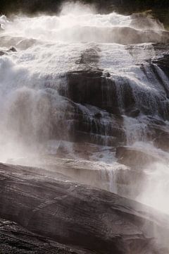 Ein von der Sonne beleuchteter Wasserfall in Norwegen von Kaat Zoetekouw