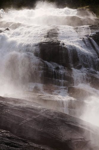 Ein von der Sonne beleuchteter Wasserfall in Norwegen