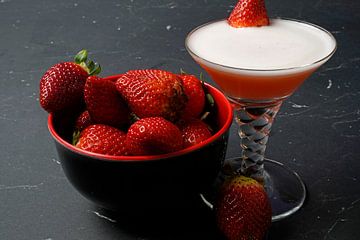 La fraise rencontre le blanc d'oeuf et le gin. Des cocktails délicieux et fruités servis dans un ver sur Babetts Bildergalerie
