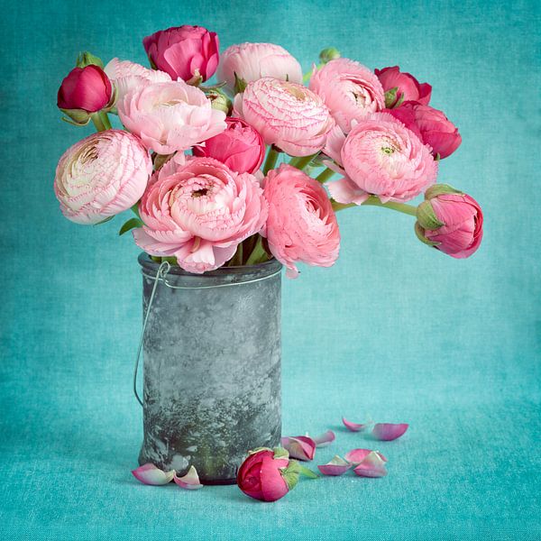 Roze ranunculus bloemen in een vaas. van Lorena Cirstea