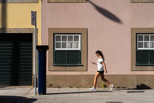 Fille marchant dans le soleil du soir à Porto