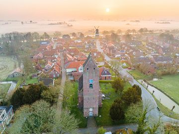 Sint-Ludgerkerk (Garnwerd) bij Zonsopkomst van Droninger