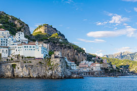 Vue sur Amalfi et Atrani, sur la côte amalfitaine, en Italie