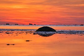 Steen op het strand bij zonsondergang in Poel, romantisch van Martin Köbsch