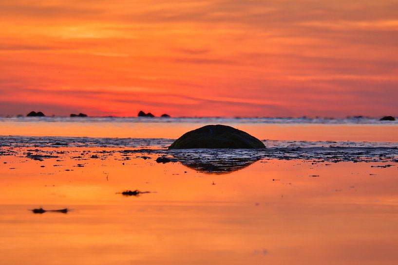 Steen op het strand bij zonsondergang in Poel, romantisch van Martin Köbsch