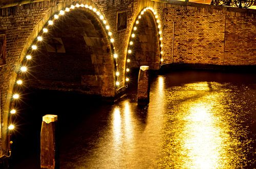 Beleuchtete Brücke über den Grachten - Magie von Amsterdam