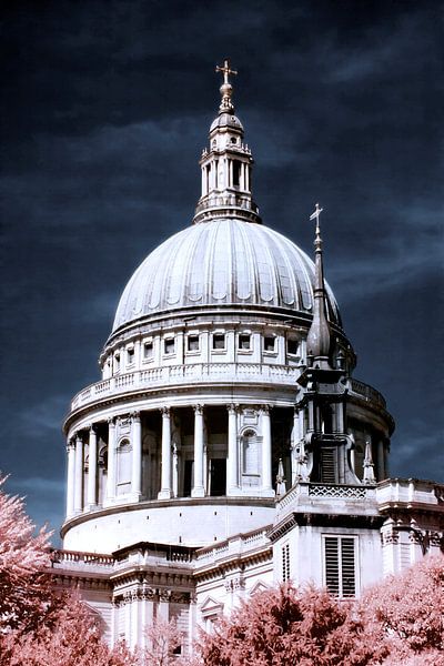 Die Kuppel der St. Paul's Cathedral, London von Helga Novelli