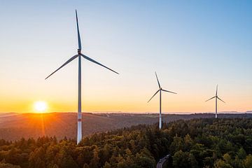 Luchtfoto van windmolenpark in Duitsland bij zonsopgang van Werner Dieterich