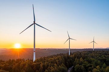 Vue aérienne d'un parc éolien en Allemagne au lever du soleil sur Werner Dieterich