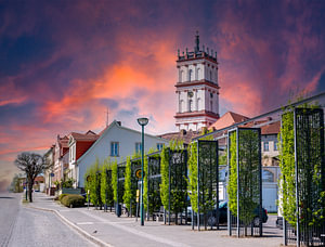 Stadtkirche in Neustrelitz in Mecklenburg-Vorpommern bei Sonnenuntergang