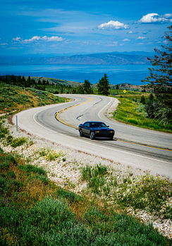 Schwarzes Muscle-Car oberhalb des Bear Lake