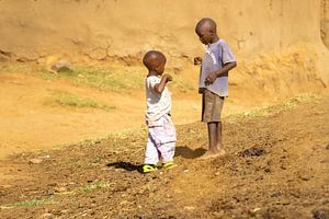 Kinder spielen auf dem trockenen Land in Kenia.