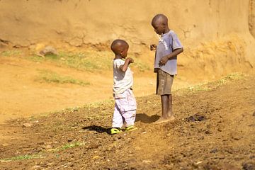 Spelende kinderen op de droge grond van Kenia.