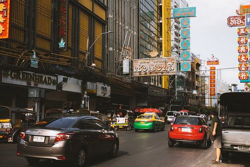 De Reclameborden van Chinatown: Kleurrijke Verhalen van Bangkok