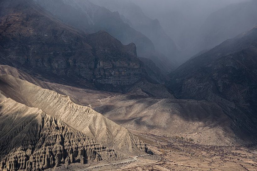Wandelen door een ruig landschap in de Himalaya | Nepal van Photolovers reisfotografie