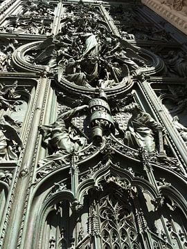 De handbewerkte deur van de Dom in Milaan van Tessel Robbertsen