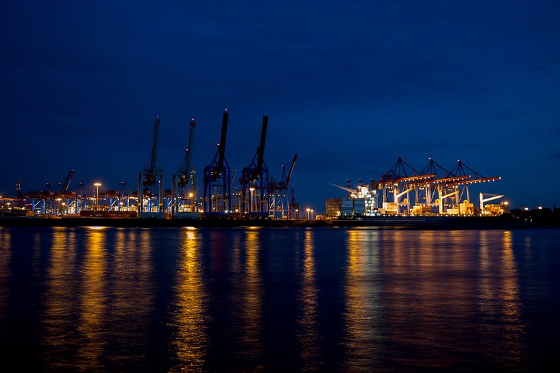 Containerhafen Hamburg zur blauen Stunde von Ruth Klapproth