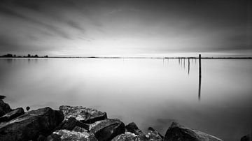 Coucher de soleil à Marken - Noir et blanc sur Martijn Kort