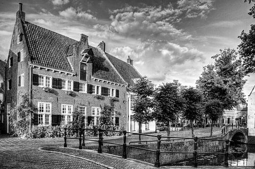 Havik en Nieuweweg in historisch Amersfoort zwart-wit