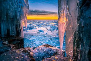 Glace sur le lac au lever du soleil