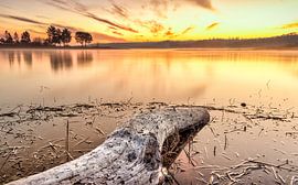 Lake at sunset by VIDEOMUNDUM