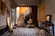 Verlassenes Haus mit Treppe. von Roman Robroek – Fotos verlassener Gebäude Miniaturansicht