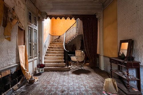 Maison abandonnée avec escalier.