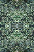 Blauwgroen zeewater, stenen en symmetrie