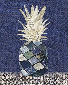 Blauwe ananas - analoge/digitale collage in blauw van Aribombari - Ariane Nijssen