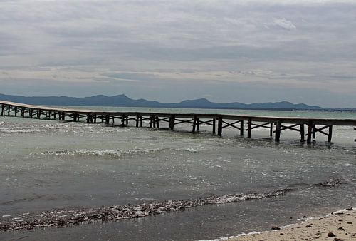 Houten pier in de Middellandse Zee