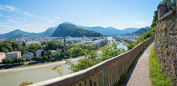 Wanderweg am Mönchsberg mit Blick zur Altstadt Salzburg von SusaZoom