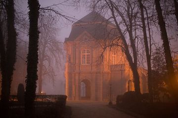 Romeins theehuis Echternach 's avonds en in de mist van Anko Zwerver