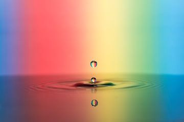 Kleurrijke waterdruppel valt in het water van Jolanda Aalbers
