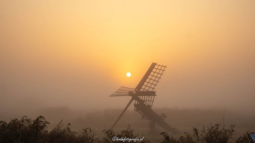 Tjasker in der aufgehenden Sonne in einer nebligen Landschaft von Hilbrand van der Meulen