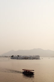 See mit Palast in Uidapur, Indien von Simon Koy