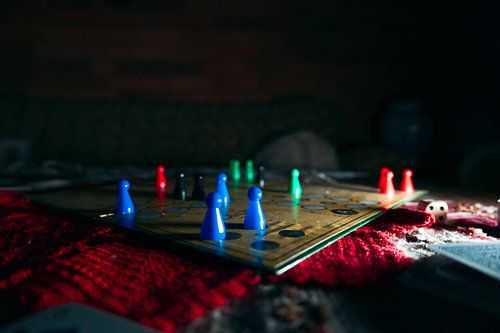 Mens Erger je niet in een verlaten huis.