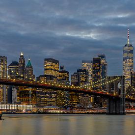 Skyline von New York City Manhattan am Abend von Peter Vruggink
