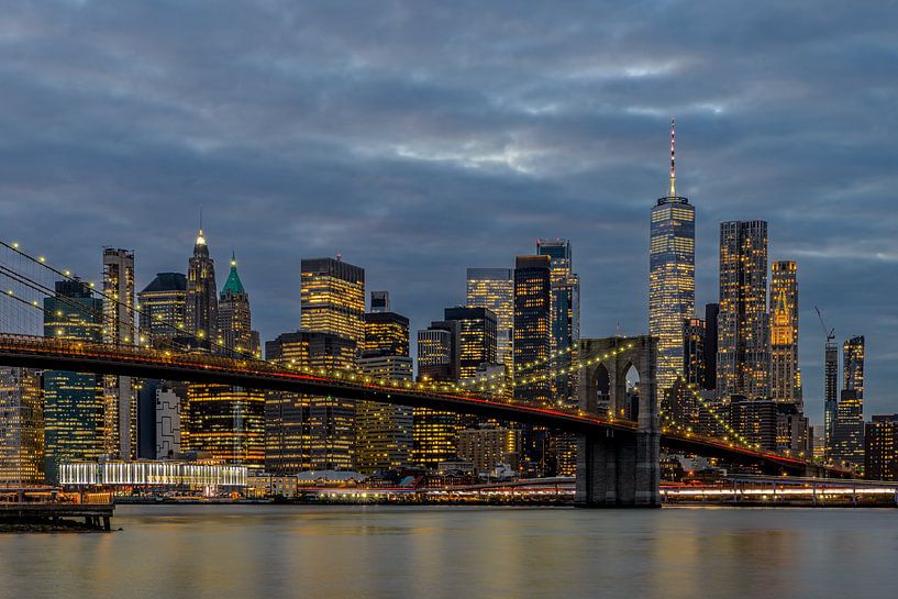 Skyline von New York City Manhattan am Abend von Peter Vruggink