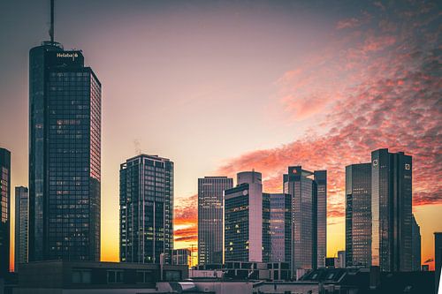 Uitzicht op de skyline van Frankfurt bij zonsondergang