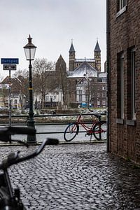 Vue hivernale de Maastricht et de l'église "Our dear vrouwe". sur Kim Willems