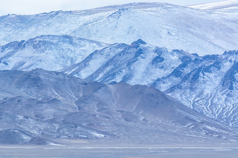 Verschneite Blaue Berge Mongolei von Nanda Bussers