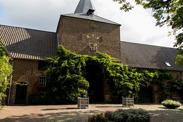 Château d'Arcen près du village d'Arcen/ la basse-cour. sur Hans Blommestijn