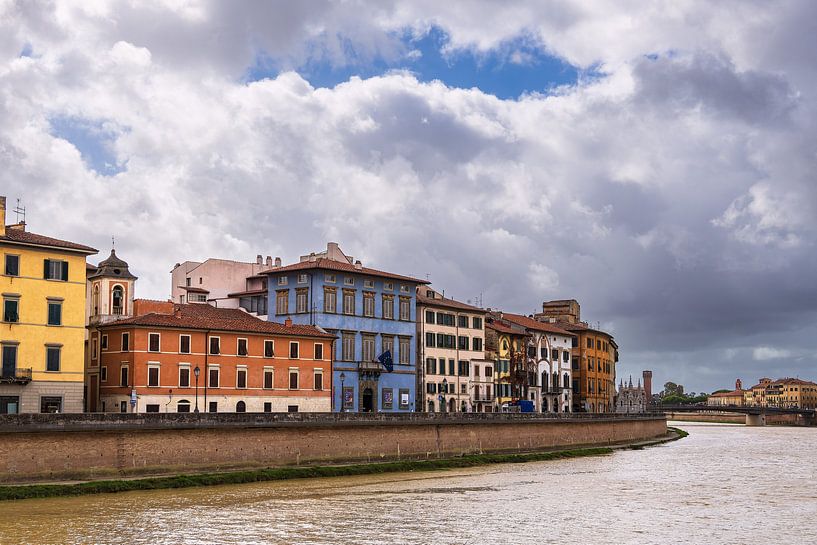 Historische Gebäude am Fluss Arno in Pisa, Italien von Rico Ködder